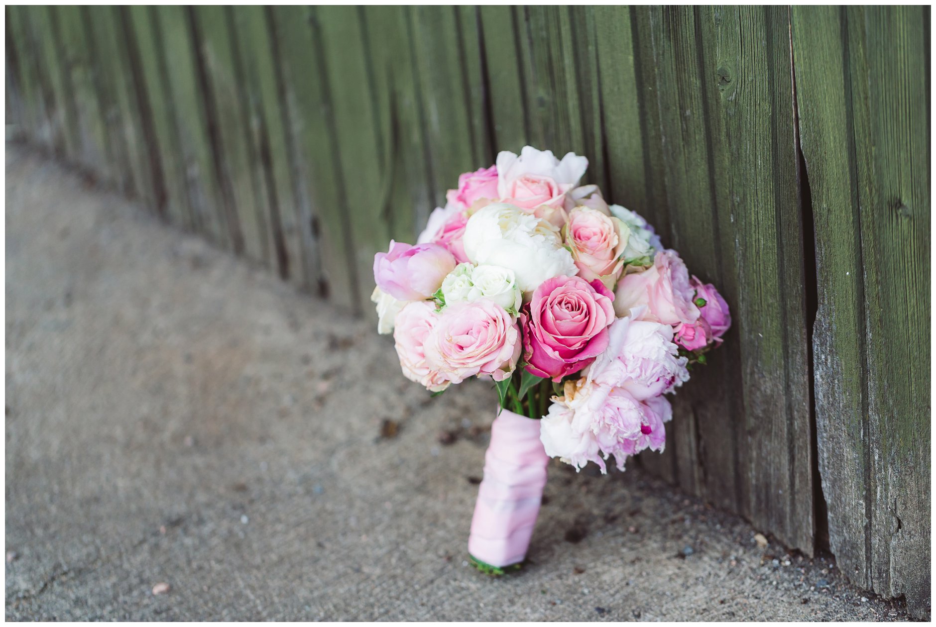Fotograf-Eline-Jacobine-Bryllupsbilder-detaljer-Ullern-Vækerøparken-rosa-toner-brudebukett-peoner-roser-slitt-bakgrunn-rustikk